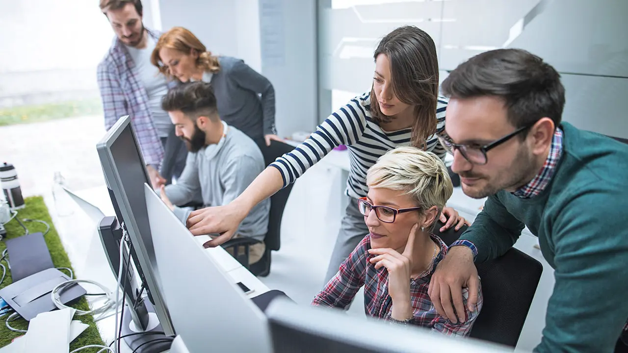 mitarbeiterteam am computer