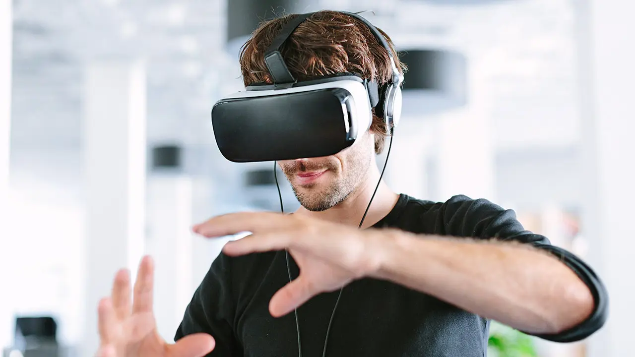 mitarbeiter nutzt vr brille