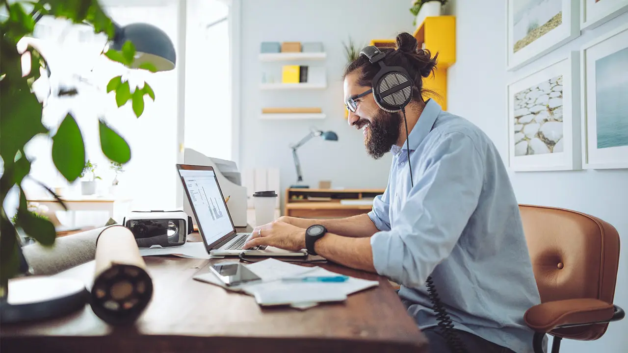 mitarbeiter am schreibtisch im homeoffice